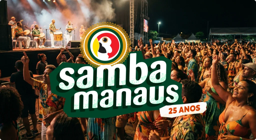 Fotografia de um grande show de samba ao ar livre em Manaus durante a noite. Em primeiro plano, uma multidão diversa e entusiasmada, com homens e mulheres de várias etnias, sorrindo e dançando com os braços levantados. Eles vestem roupas leves e coloridas com estampas tropicais. Ao fundo, um palco iluminado mostra músicos tocando instrumentos como percussão e cavaquinho sob luzes cênicas e fumaça de palco. Centralizado na imagem, há um logotipo gráfico sobreposto com a escrita 'samba manaus' em letras verdes e brancas, acompanhado de um ícone circular de um tucano estilizado e o selo '25 ANOS' em destaque laranja.